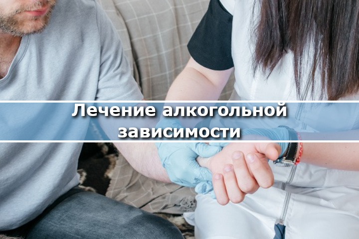 Врач прощупывает пульс у пациента