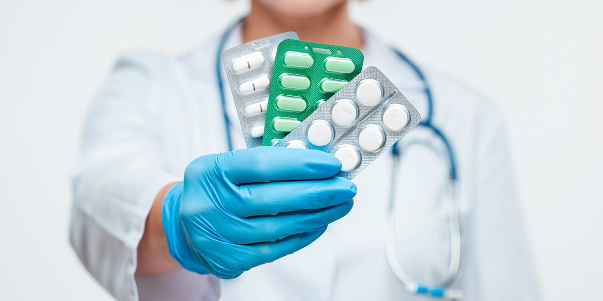 Врач с таблетками