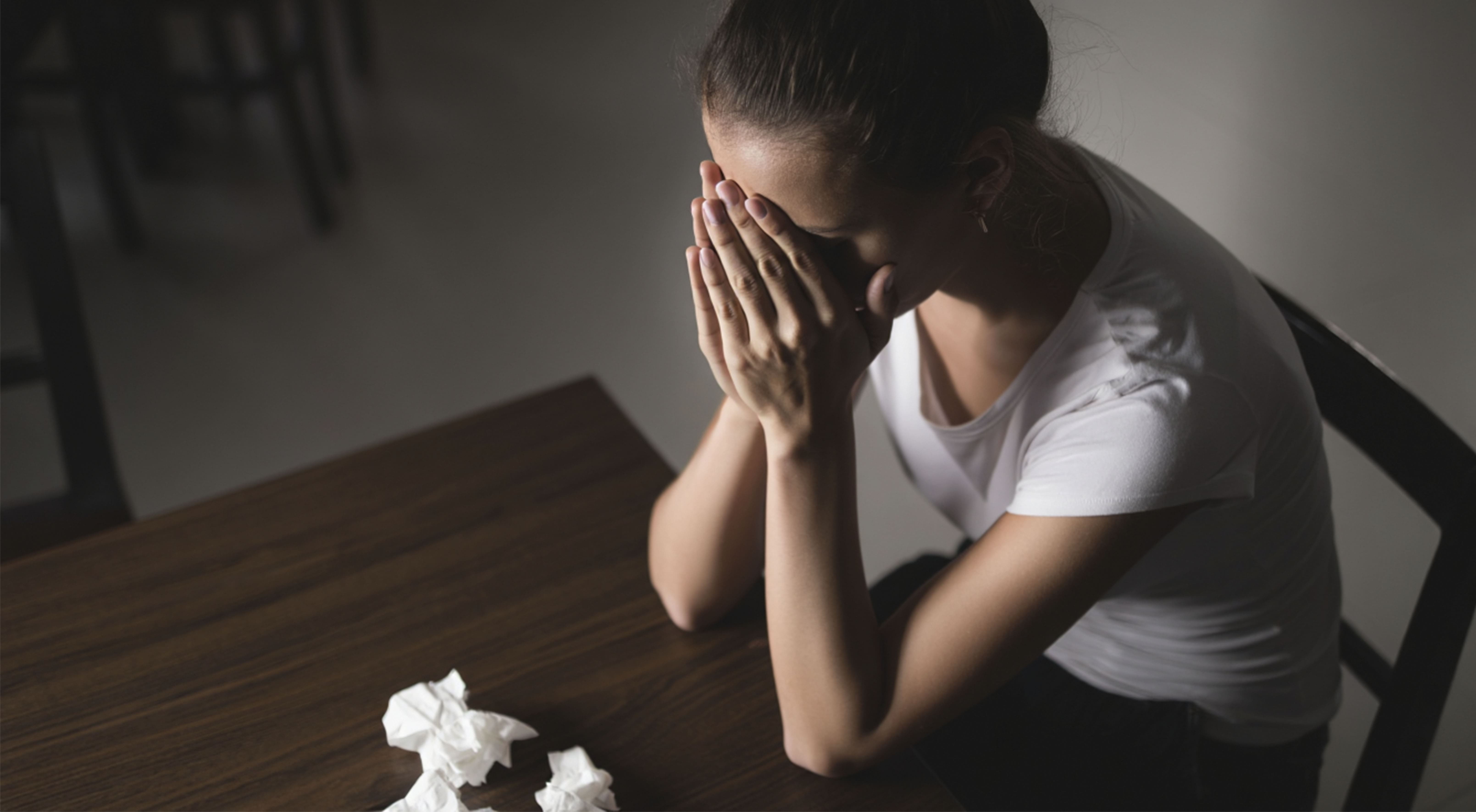 Девушка плачет